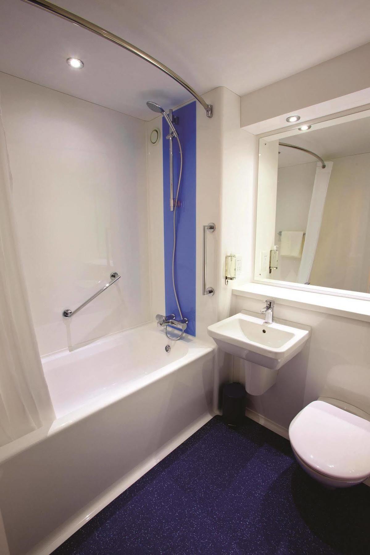 Travelodge Manchester Central Arena Екстер'єр фото